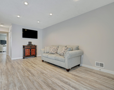 42 Hamilton Avenue - Photo Thumbnail 2