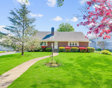 508 Crescent Parkway - Photo Thumbnail 1