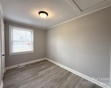 1142 Mona Drive - Photo Thumbnail 13