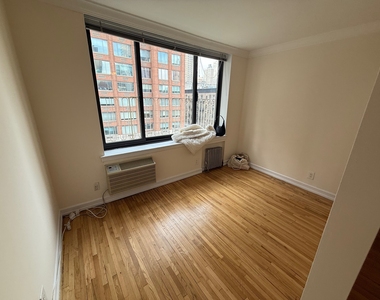 1570 First ave - Photo Thumbnail 3