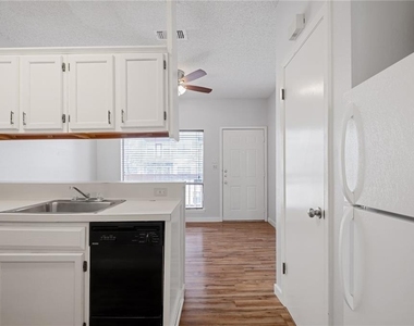 2210 Pearl St - Photo Thumbnail 5