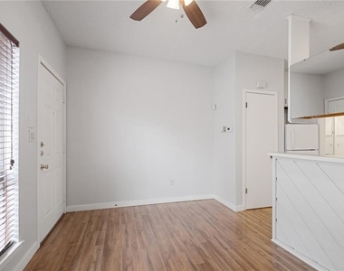 2210 Pearl St - Photo Thumbnail 2