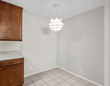910 Duncan Ln - Photo Thumbnail 7