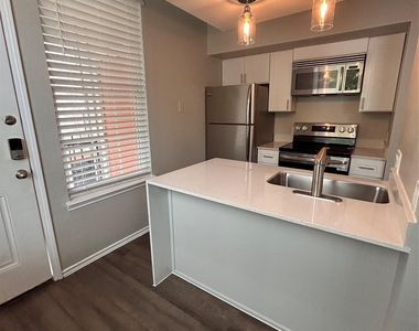 2814 Nueces St - Photo Thumbnail 4