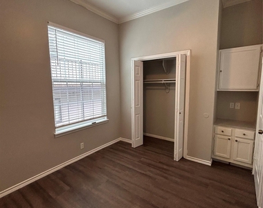 2814 Nueces St - Photo Thumbnail 7