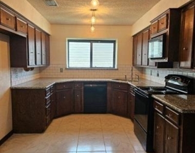 3921 Whiterock Trail - Photo Thumbnail 30