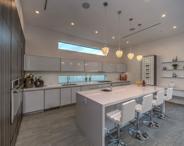 658 N Edinburgh Avenue - Photo Thumbnail 7
