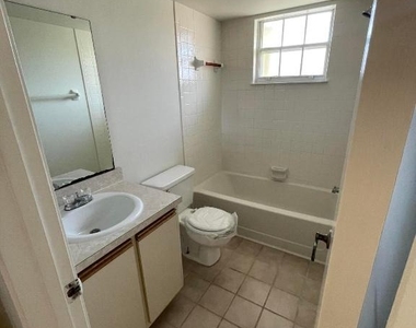 1550 Se Royal Green Circle - Photo Thumbnail 5