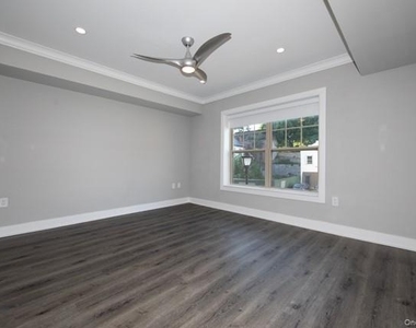 100 Glen Street - Photo Thumbnail 3