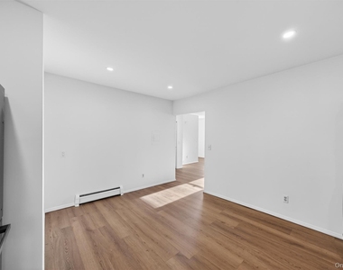 12 Scotchtown Avenue - Photo Thumbnail 17
