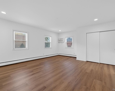 12 Scotchtown Avenue - Photo Thumbnail 5