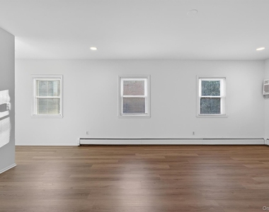 12 Scotchtown Avenue - Photo Thumbnail 7