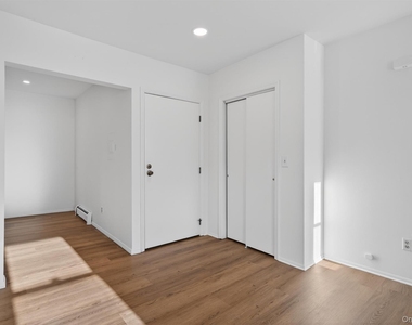 12 Scotchtown Avenue - Photo Thumbnail 3