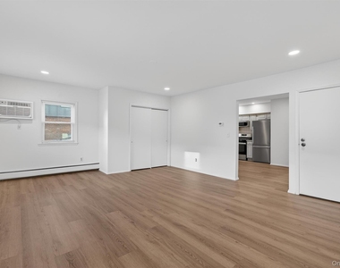 12 Scotchtown Avenue - Photo Thumbnail 8
