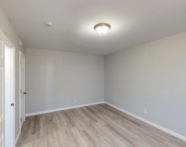 910 Gateway Boulevard - Photo Thumbnail 6