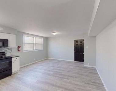 910 Gateway Boulevard - Photo Thumbnail 3