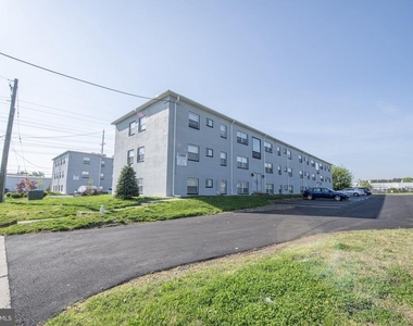 910 Gateway Boulevard - Photo Thumbnail 12