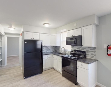 910 Gateway Boulevard - Photo Thumbnail 2