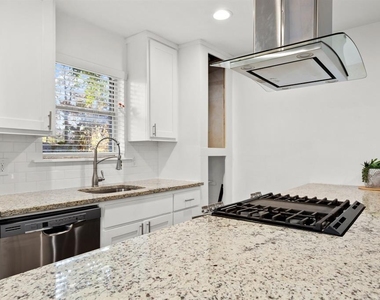 301 E 33rd St - Photo Thumbnail 3