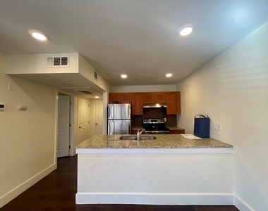 909 Reinli St - Photo Thumbnail 5