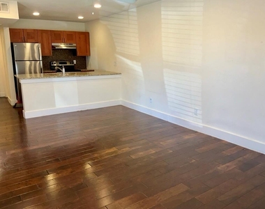 909 Reinli St - Photo Thumbnail 4