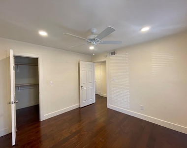 909 Reinli St - Photo Thumbnail 8