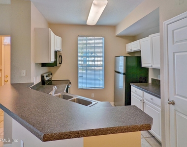 13700 Richmond Park Drive N - Photo Thumbnail 2