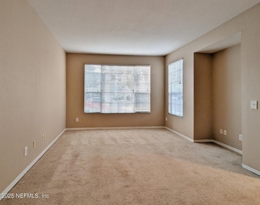 13700 Richmond Park Drive N - Photo Thumbnail 4