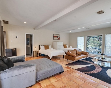 8402 Matthews Lane - Photo Thumbnail 24