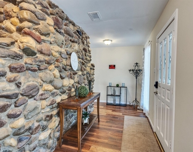 8402 Matthews Lane - Photo Thumbnail 17