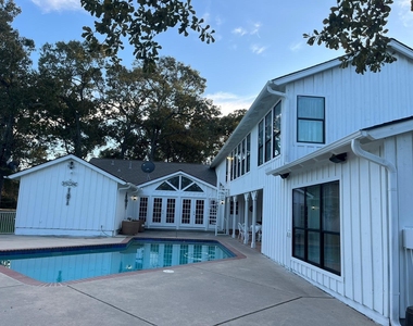 8402 Matthews Lane - Photo Thumbnail 10