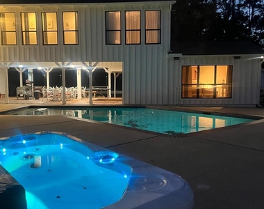 8402 Matthews Lane - Photo Thumbnail 4
