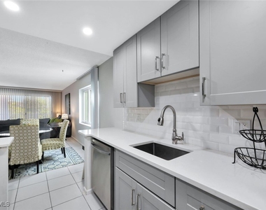 1300 Gulf Shore Boulevard N - Photo Thumbnail 8