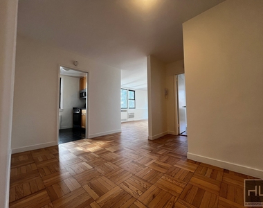 East 79th Street - Photo Thumbnail 3