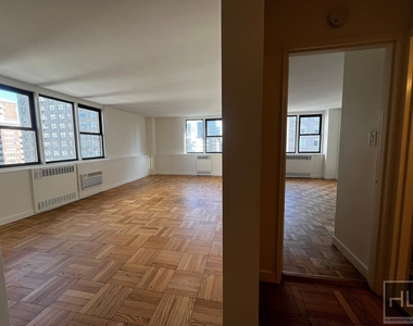 East 79th Street - Photo Thumbnail 4