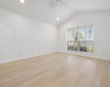 4208 Pine Isle Drive - Photo Thumbnail 16