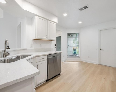 4208 Pine Isle Drive - Photo Thumbnail 5
