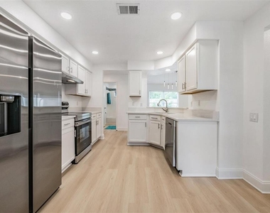 4208 Pine Isle Drive - Photo Thumbnail 2