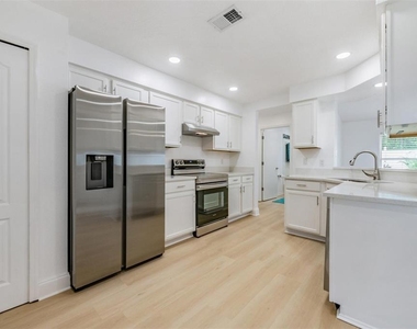4208 Pine Isle Drive - Photo Thumbnail 3