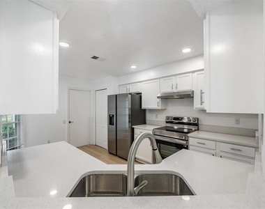 4208 Pine Isle Drive - Photo Thumbnail 8