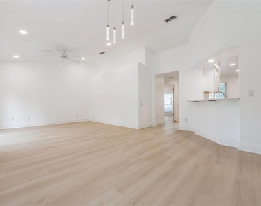 4208 Pine Isle Drive - Photo Thumbnail 10