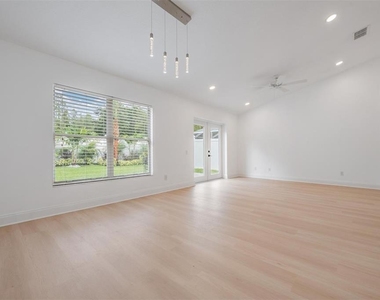 4208 Pine Isle Drive - Photo Thumbnail 12