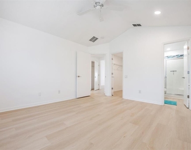4208 Pine Isle Drive - Photo Thumbnail 17