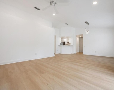4208 Pine Isle Drive - Photo Thumbnail 14