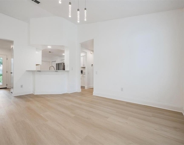 4208 Pine Isle Drive - Photo Thumbnail 9