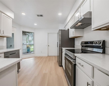 4208 Pine Isle Drive - Photo Thumbnail 4
