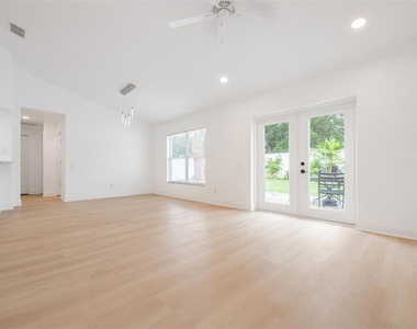 4208 Pine Isle Drive - Photo Thumbnail 13