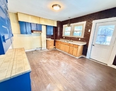 866 Vankirk St - Photo Thumbnail 3