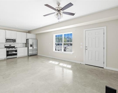 2290 W Tarleton Street - Photo Thumbnail 2