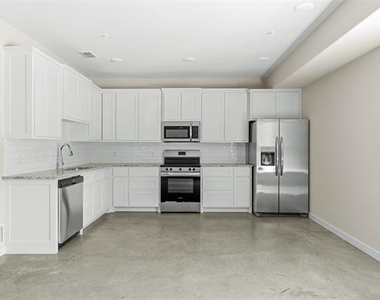 2290 W Tarleton Street - Photo Thumbnail 3